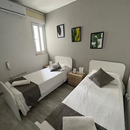 F3 Room 2, Private Room Two Single Beds Shared Bathroom Msida Exterior photo